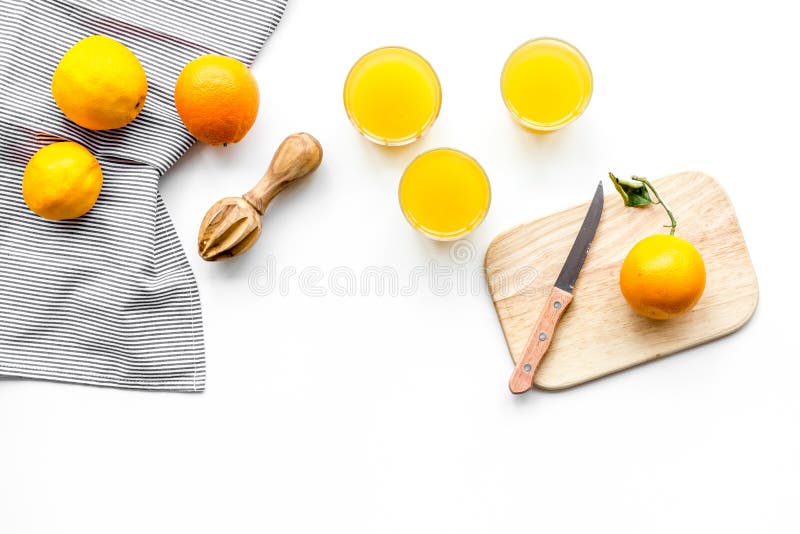 Frisch zusammengedrückter Orangensaft Juicer und Scheiben von Orangen auf weißem copyspace Draufsicht des Hintergrundes lizenzfreies stockbild Frisch zusammengedrückter Orangensaft Juicer und Scheiben von Orangen auf weißem copyspace Draufsicht des Hintergrundes lizenzfreies stockbild
