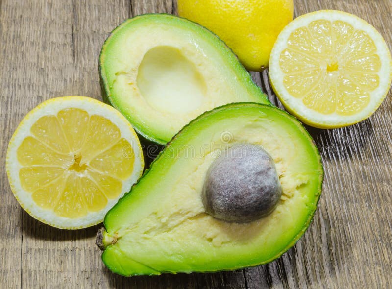 Frische Avocado und Zitrone schnitten zur Hälfte a stockbild Frische Avocado und Zitrone schnitten zur Hälfte a stockbild