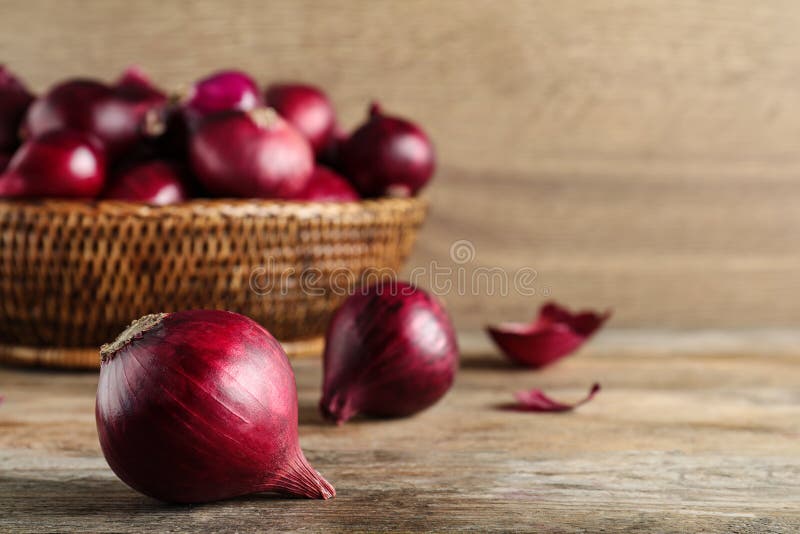 Frische Birnen der roten Zwiebel auf Holztisch lizenzfreie stockfotografie Frische Birnen der roten Zwiebel auf Holztisch lizenzfreie stockfotografie