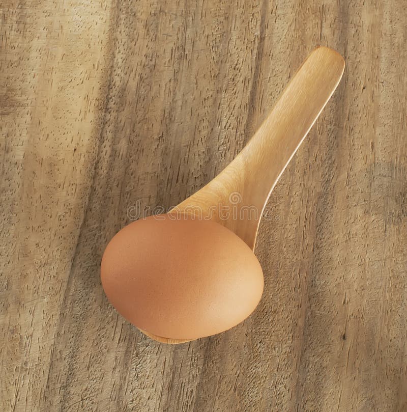 Frische braune Eier im hölzernen Löffel auf Tabelle lizenzfreie stockfotografie Frische braune Eier im hölzernen Löffel auf Tabelle lizenzfreie stockfotografie
