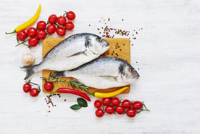 Frische dorada Fische mit Gew?rzen auf h?lzernem Schneidebrett Gesundes Nahrungsmittelkonzept Draufsicht, Kopienraum lizenzfreies stockfoto Frische dorada Fische mit Gew?rzen auf h?lzernem Schneidebrett Gesundes Nahrungsmittelkonzept Draufsicht, Kopienraum lizenzfreies stockfoto