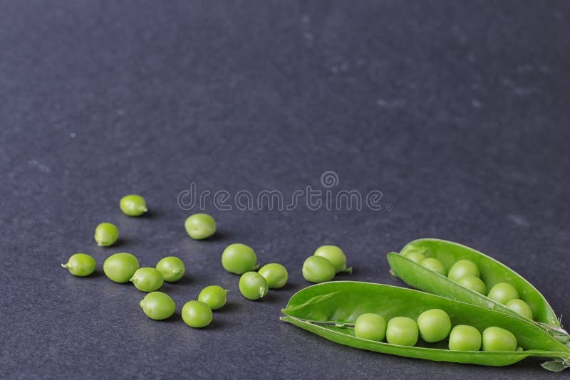 frische Erbsen in Zutaten auf einem schwarzen Hintergrund mit einem Platz für eine Aufschrift lizenzfreies stockbild frische Erbsen in Zutaten auf einem schwarzen Hintergrund mit einem Platz für eine Aufschrift lizenzfreies stockbild
