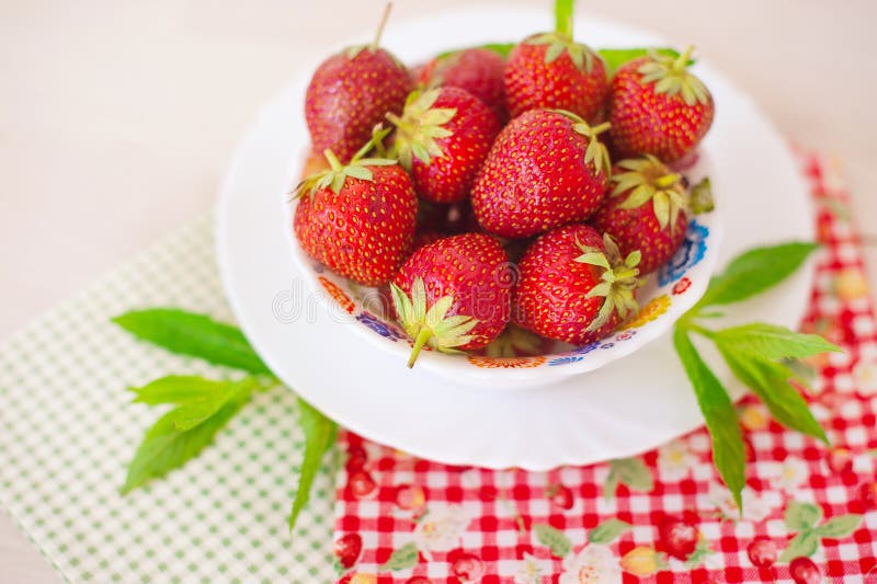 Frische Erdbeere mit Minute in der weißen Platte auf Baumwollserviette lizenzfreies stockfoto Frische Erdbeere mit Minute in der weißen Platte auf Baumwollserviette lizenzfreies stockfoto