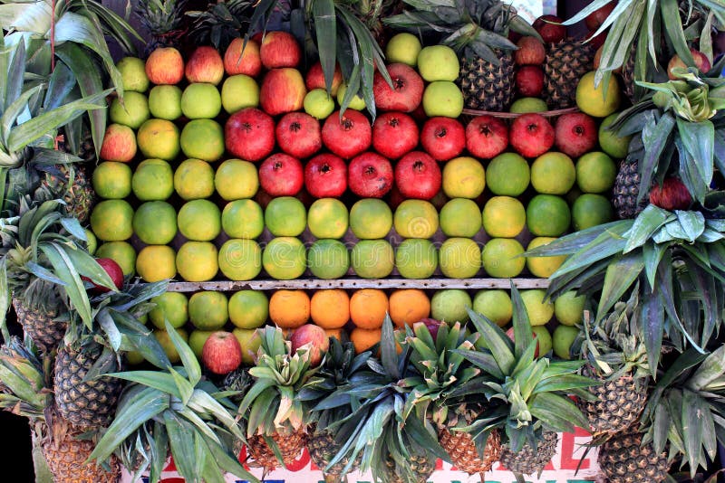 Frische Früchte im Markt stockbild Frische Früchte im Markt stockbild