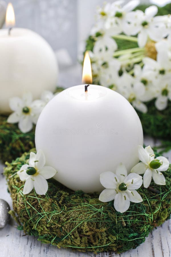 Frische Frühlingsdekorationen für die Erstkommunion, lizenzfreies stockbild Frische Frühlingsdekorationen für die Erstkommunion, lizenzfreies stockbild