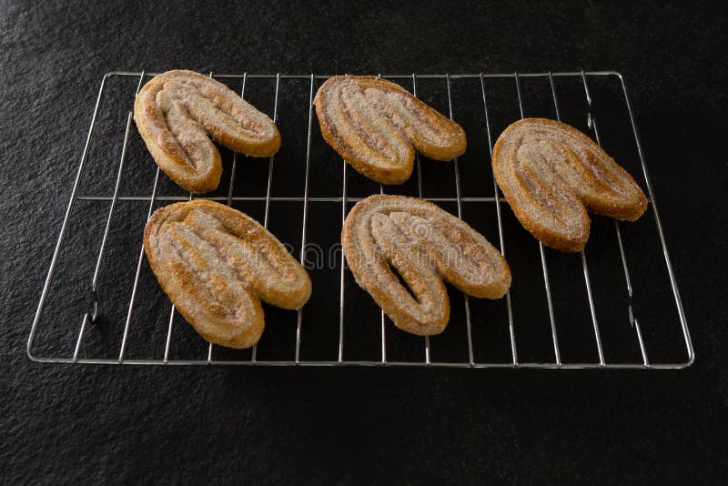Frische gebackene Plätzchen auf Backblech lizenzfreie stockfotos Frische gebackene Plätzchen auf Backblech lizenzfreie stockfotos