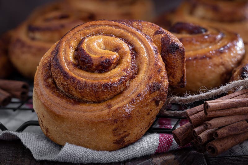 Frische gebackene Zimtbrötchen stockfotografie