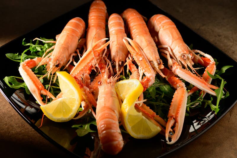 Rote Hummer Und Garnelen Auf Eis Stockfoto - Bild von silber ... Rote Hummer Und Garnelen Auf Eis Stockfoto - Bild von silber ...