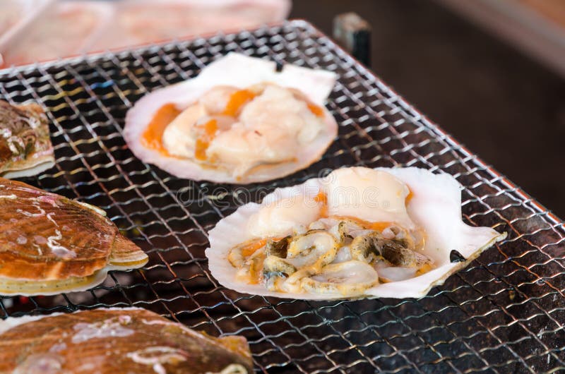 Gegrillte Kamm-Muscheln überstiegen Mit Butter Stockbild - Bild von ...