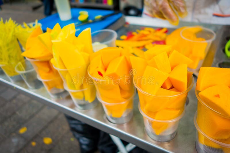 Frische geschnittene Mango, Straßenlebensmittel in Medellin lizenzfreies stockbild Frische geschnittene Mango, Straßenlebensmittel in Medellin lizenzfreies stockbild