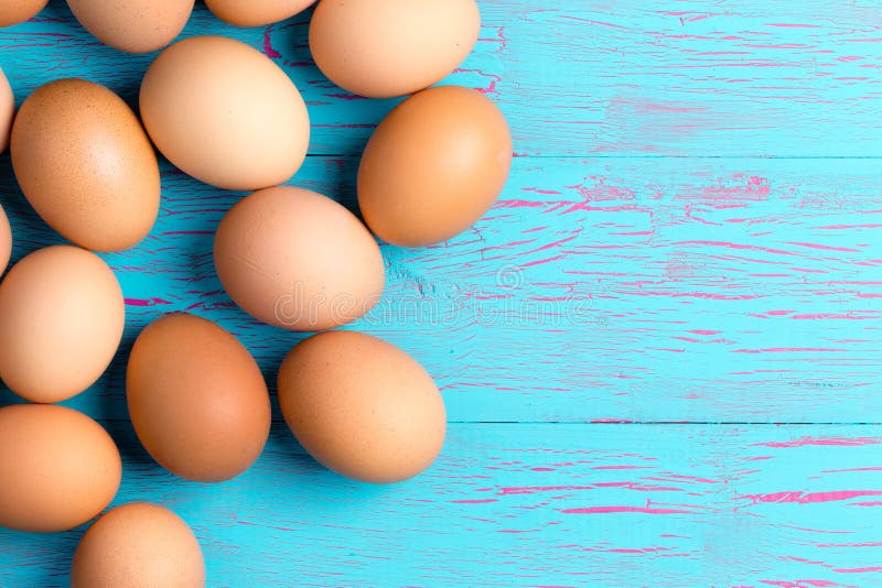 Frische gesunde braune Eier zum Frühstück lizenzfreie stockfotos Frische gesunde braune Eier zum Frühstück lizenzfreie stockfotos