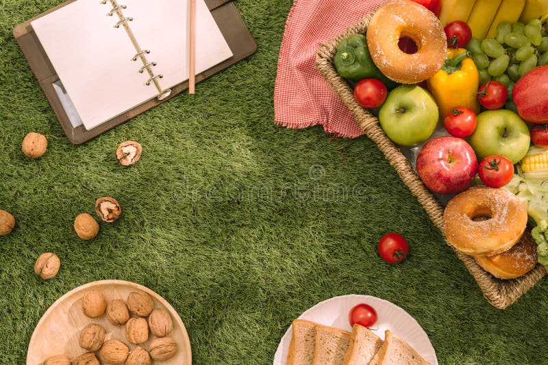 Frische Gesunde Tropische Frucht Auf Einer Picknickdecke Auf Dem Gras ...