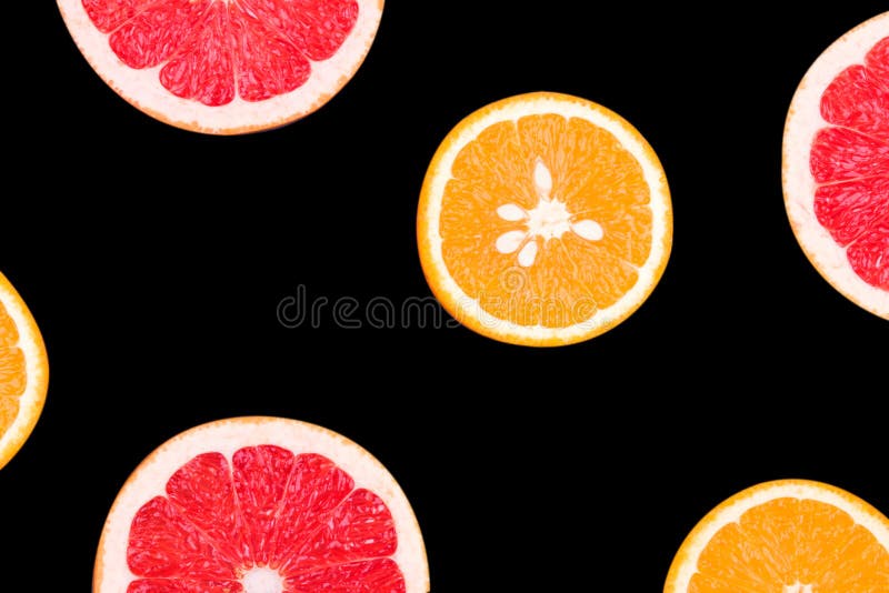 Frische halbe geschnittene Pampelmuse und Orange lokalisiert auf schwarzem Hintergrund Weicher Fokus Fruchtkonzept Gesundes Leben stockfoto Frische halbe geschnittene Pampelmuse und Orange lokalisiert auf schwarzem Hintergrund Weicher Fokus Fruchtkonzept Gesundes Leben stockfoto