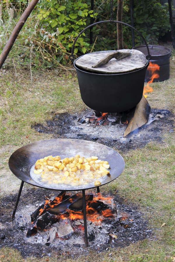 Frische Kartoffel gekocht in der großen Restaurantbratpfanne Gesundes Lebensmittel des Picknicks, das an der großen metallischen Wanne kocht