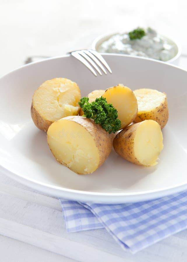 Frische Gekochte Kartoffeln Stockbild Bild von gemüse, geschnitten