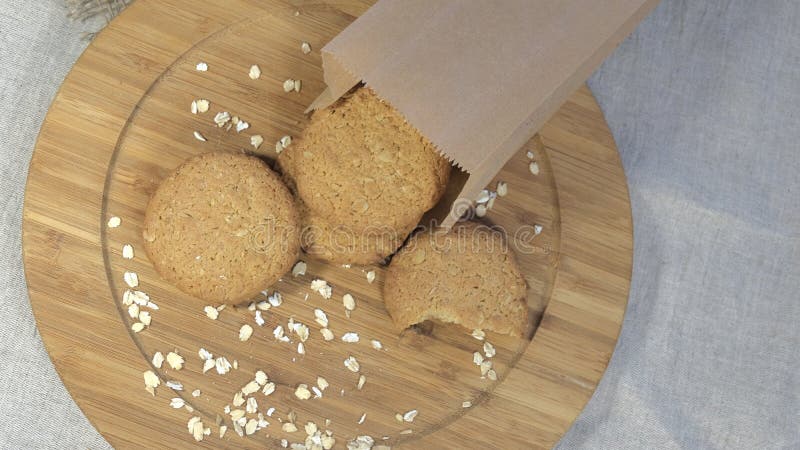 Frische knusprige Müsli-Kekse und Ohren auf rustikalen Holztischen stockfotografie Frische knusprige Müsli-Kekse und Ohren auf rustikalen Holztischen stockfotografie