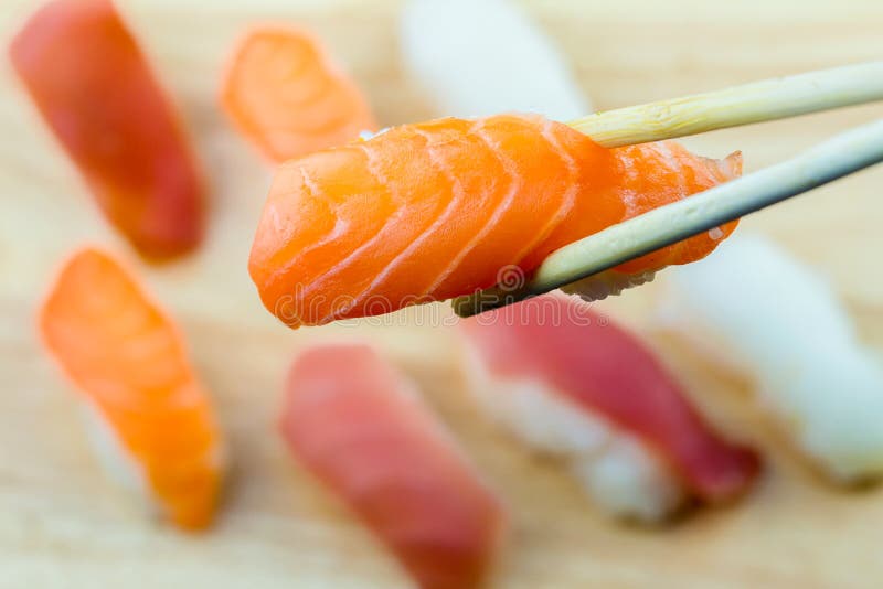Frische Lachs- Sushi, Lachs-maki Rollenjapanisches Nahrungsmittelrestaurant, Lachssushi auf Platte stockbilder Frische Lachs- Sushi, Lachs-maki Rollenjapanisches Nahrungsmittelrestaurant, Lachssushi auf Platte stockbilder