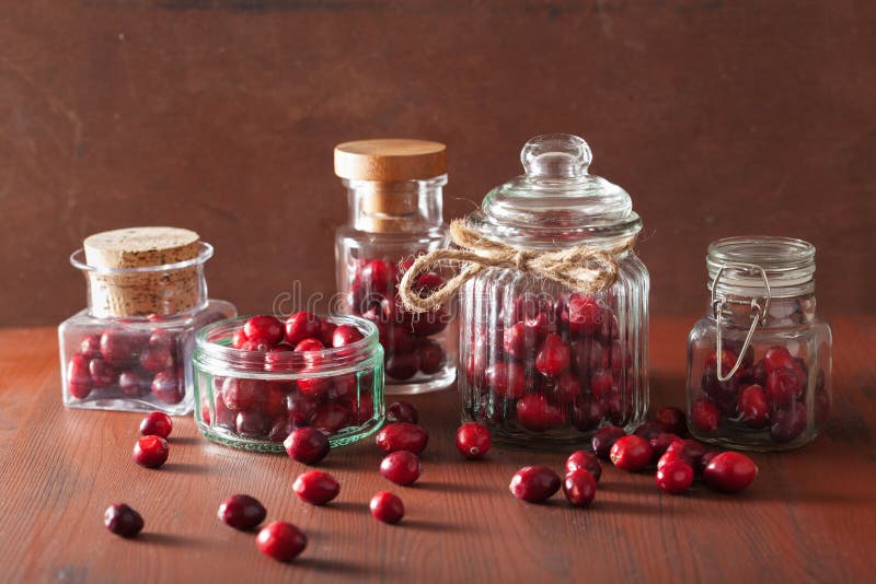 Frische Moosbeere in den Glasgefäßen stockbild