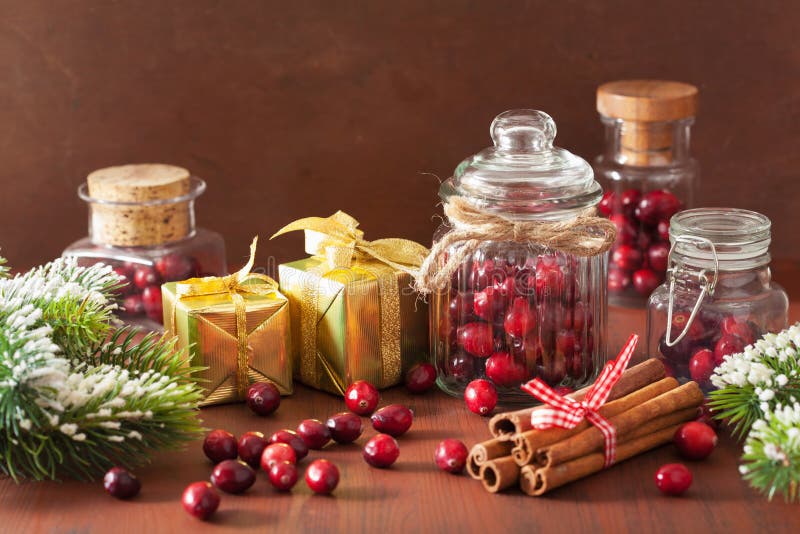 Frische Moosbeere in den Glasgefäßen, in der Winterdekoration und in den Geschenken lizenzfreie stockfotos