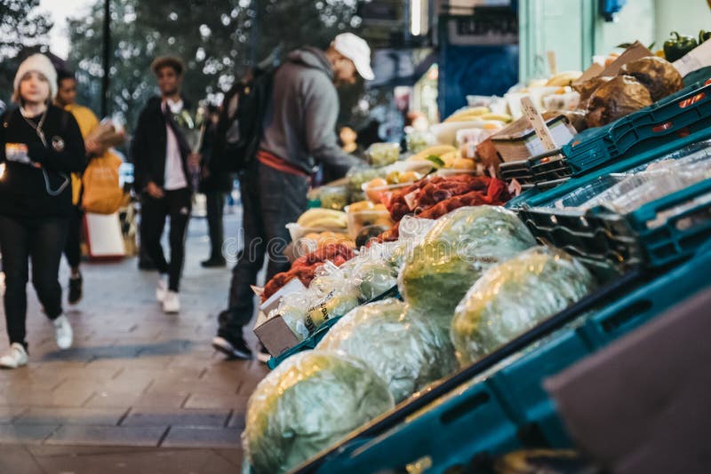 Frische Obst und Gemüse im Verkauf an einem Mini-Markt in Lo lizenzfreie stockfotos Frische Obst und Gemüse im Verkauf an einem Mini-Markt in Lo lizenzfreie stockfotos