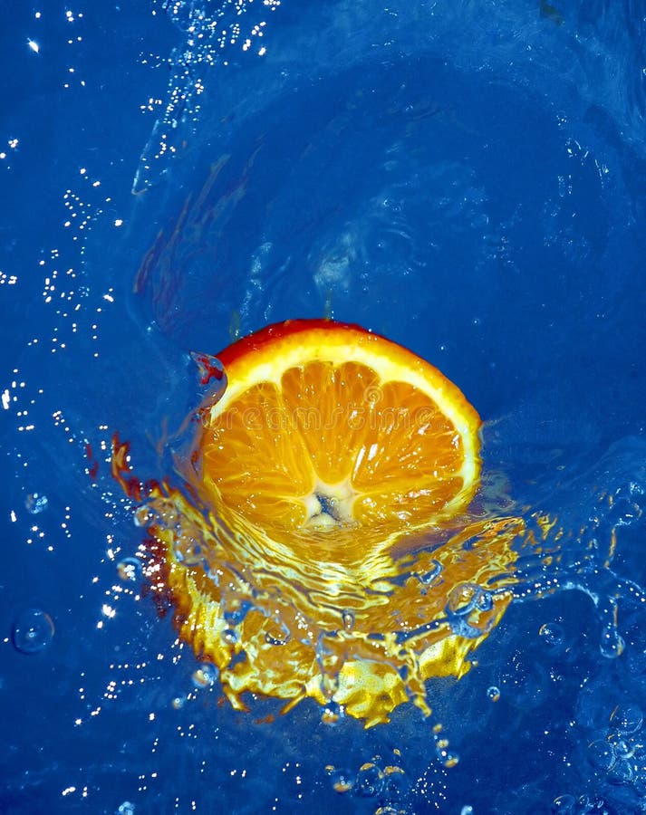 Frische Orange im Wasser lizenzfreies stockfoto Frische Orange im Wasser lizenzfreies stockfoto