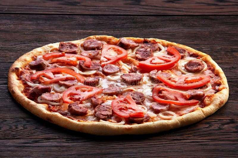 Frische Pizza mit Tomaten, Käse, Zwiebeln und Wurst auf Holztischnahaufnahme stockfotografie Frische Pizza mit Tomaten, Käse, Zwiebeln und Wurst auf Holztischnahaufnahme stockfotografie