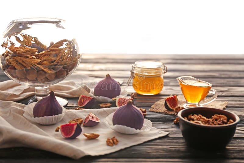 Frische reife Feigen mit Walnüssen und Honig auf Holztisch stockbilder Frische reife Feigen mit Walnüssen und Honig auf Holztisch stockbilder