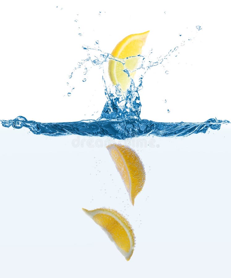 Frische reife Zitrone, die ins Wasser fällt und auf weißem Hintergrund spritzt stockbild