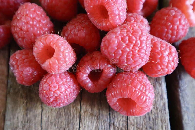 Frische rote Himbeeren auf hölzernem Hintergrund stockfotos Frische rote Himbeeren auf hölzernem Hintergrund stockfotos