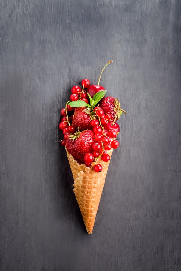 Frische rote Sommerbeeren - Erdbeeren, rote Johannisbeeren, Kirschen I mit tadellosem Blatt im Waffelkegel in Form von Eiscreme a stockfotos Frische rote Sommerbeeren - Erdbeeren, rote Johannisbeeren, Kirschen I mit tadellosem Blatt im Waffelkegel in Form von Eiscreme a stockfotos