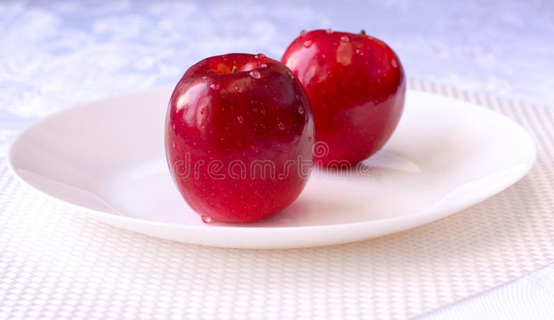 Frische Rote Äpfel auf einem weißen Hintergrund. Rote Äpfel des schönen Apfelstilllebens auf einem weißen Hintergrund