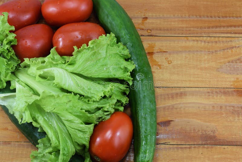 Frische Saftige Rote Tomaten, Gurken Und Kopfsalat Stockfoto - Bild von ...