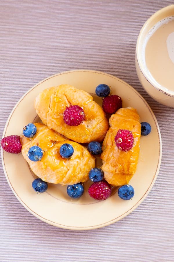 Frische saftige Sommerbeeren Himbeere und Blaubeere mit Tropfen des Honigs eines natürlichen beige Baumwollstoffes stockbild Frische saftige Sommerbeeren Himbeere und Blaubeere mit Tropfen des Honigs eines natürlichen beige Baumwollstoffes stockbild