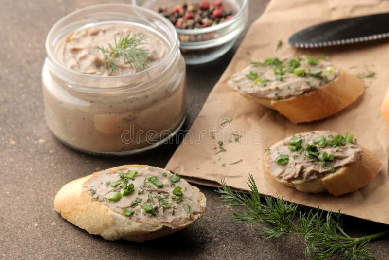 Frische selbst gemachte hühnerleberpastete mit Grüns auf Brot auf einem dunklen Hintergrund Ein Sandwich stockfotos Frische selbst gemachte hühnerleberpastete mit Grüns auf Brot auf einem dunklen Hintergrund Ein Sandwich stockfotos