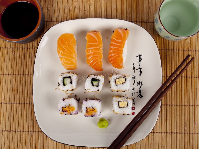 FIXOSHEE Künstliche Pflaumenblüten Für Sushi - 2 Stück Dekoblumen Für Japanische Gerichte, 16cm