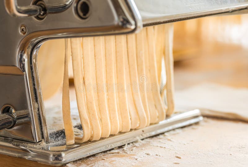 Frische Teigwaren, Hauptteigwarenherstellung, italienisches traditionelles Lebensmittel stockfoto