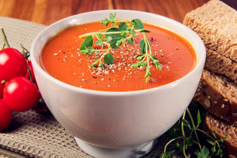 Frische Tomaten-Suppe Mit Brot Stockbild - Bild von teller, sahne: 31036297