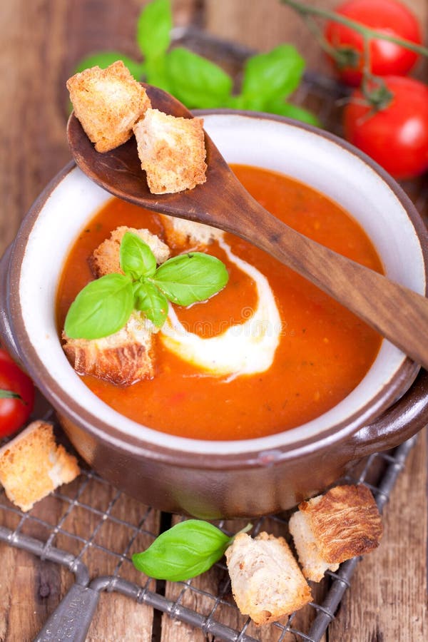 Frische Tomatensuppe stockfoto. Bild von tabelle, mittelmeer - 32900922