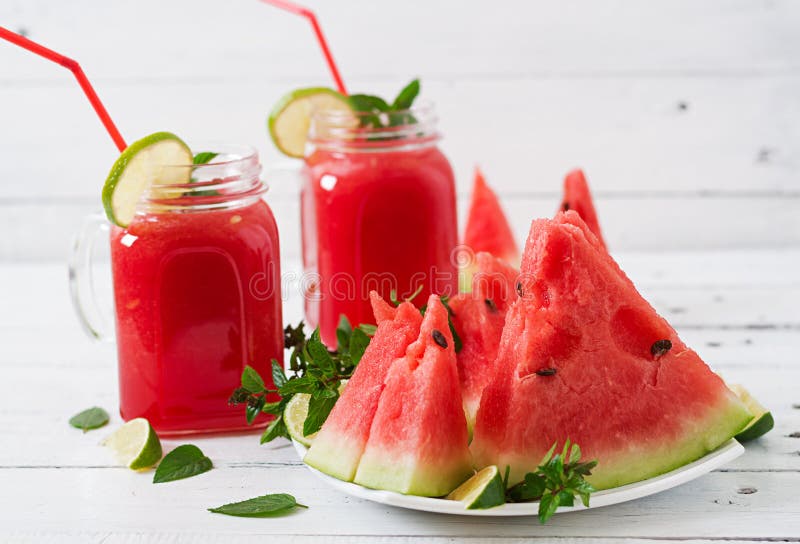 Frische Wassermelone Smoothies Mit Kalk Und Minze Stockfoto - Bild von ...