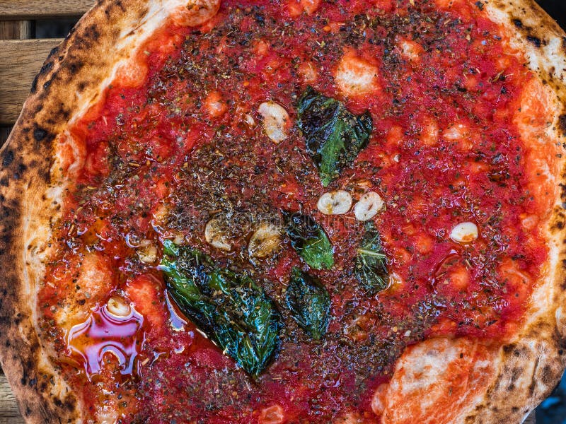 Frische, wohlriechende neapolitanische Pizza mit Tomaten und Käse stockfotografie Frische, wohlriechende neapolitanische Pizza mit Tomaten und Käse stockfotografie