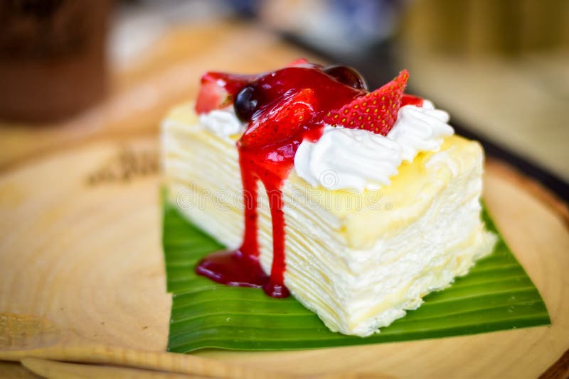 Frischeerdbeere und Traubenfrucht- und -kreppkuchen lizenzfreies stockfoto Frischeerdbeere und Traubenfrucht- und -kreppkuchen lizenzfreies stockfoto