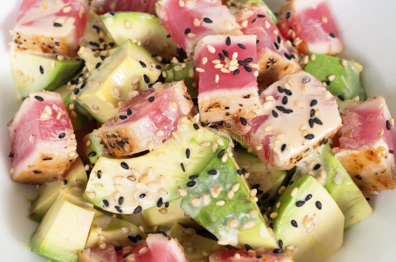 Frischer Avocado- Und Thunfischsalat Stockfoto - Bild von thunfisch ...