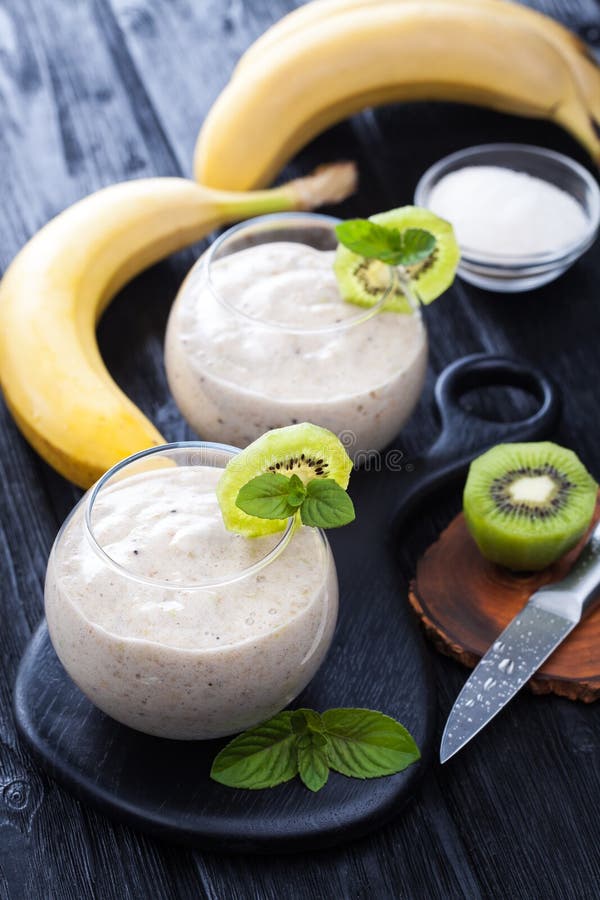 Frischer Banane Smoothie Mit Apfel, Kiwi Und Minze Auf Einem Schwarzen ...