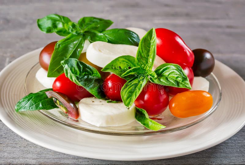 Frischer Bauernhof-Art Caprese-Salat Stockfoto - Bild von salat ...