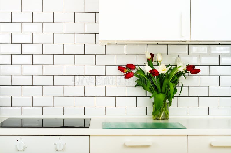 Frischer Blumenstrauß von roten und weißen Tulpen auf Küchentisch Detail des Hauptinnenraums, Design Minimalistic-Konzept Blumen stockfotos Frischer Blumenstrauß von roten und weißen Tulpen auf Küchentisch Detail des Hauptinnenraums, Design Minimalistic-Konzept Blumen stockfotos