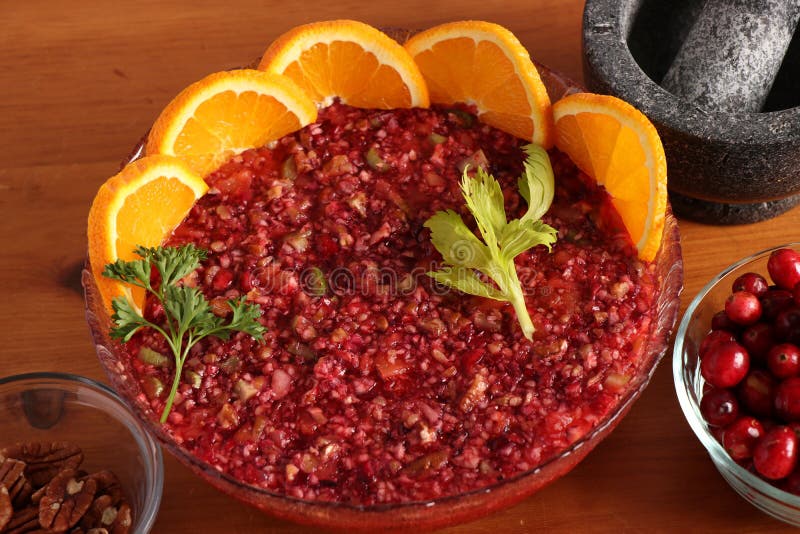 Frischer Cranberry-Salat in großen Glasschalen stockbild