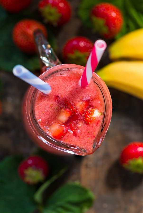 Frischer Erdbeere- Und Banane Smoothie Stockfoto - Bild von grün, bunt ...