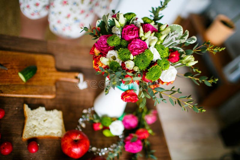 Frischer Frühlingsblumenstrauß von rosa und weißen Rosen auf Holztisch stockbild Frischer Frühlingsblumenstrauß von rosa und weißen Rosen auf Holztisch stockbild