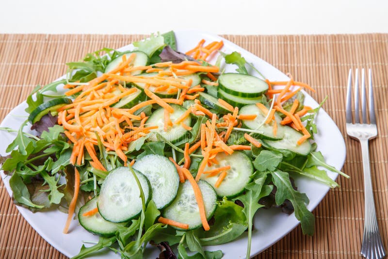 Frischer GartenSalat Mit Gurken Brokkoli Und Karotten
