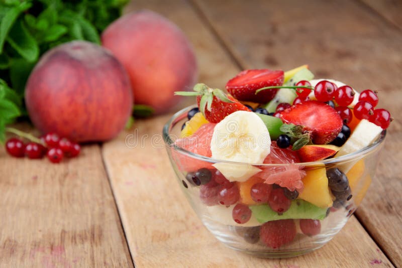 Frischer Geschmackvoller Obstsalat Stockbild - Bild von leute, ananas ...